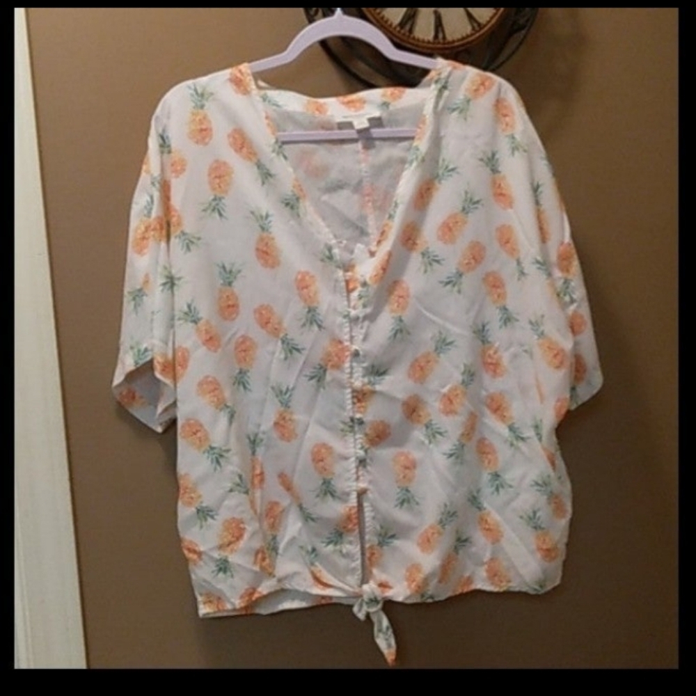 Beach lunch lounge #pineapple blouse